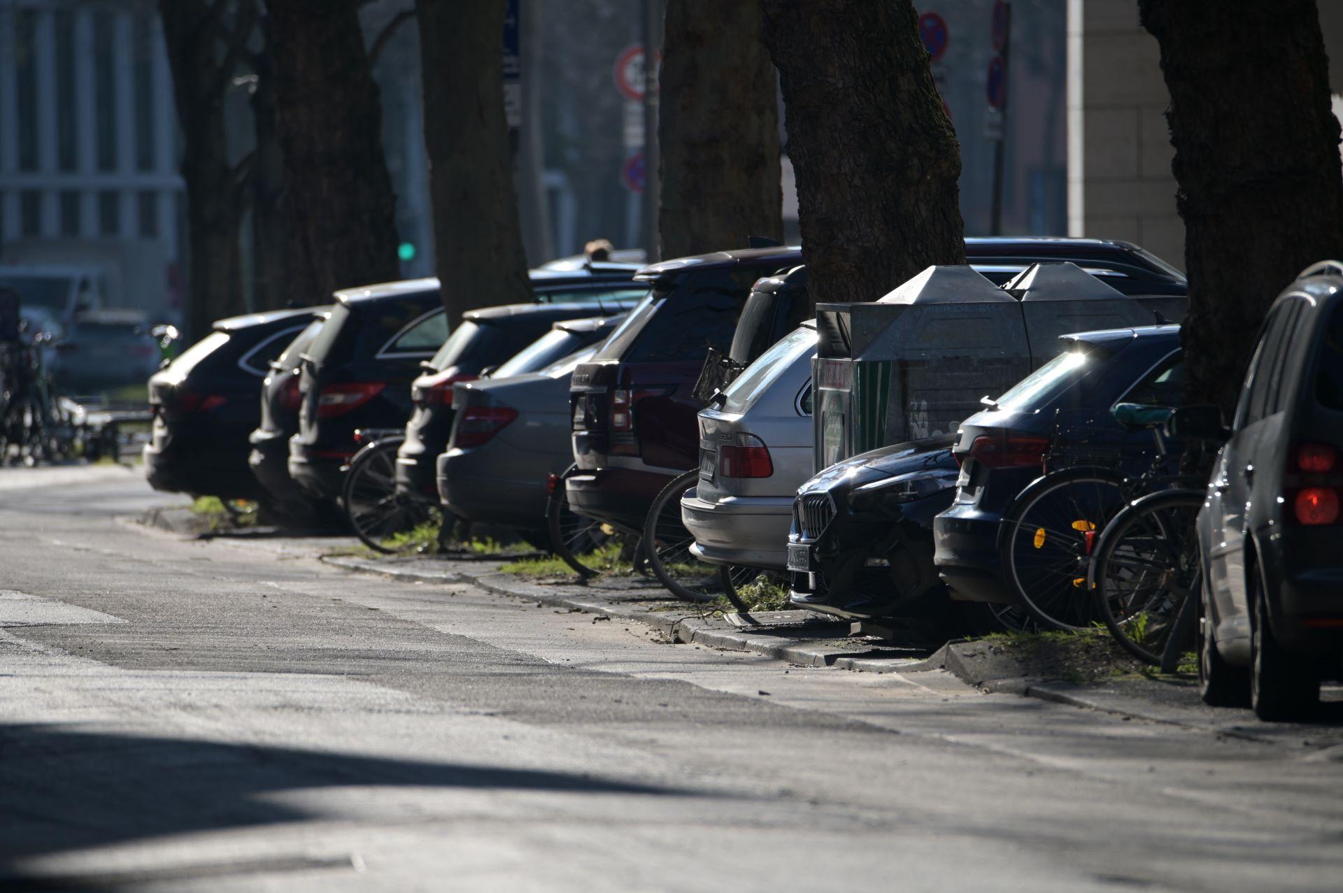 Parkende Autos an einer städtischen Straße